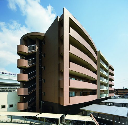 建物外観　西山天王山駅徒歩1分。駅前立地で通勤至便なRC造マンション。