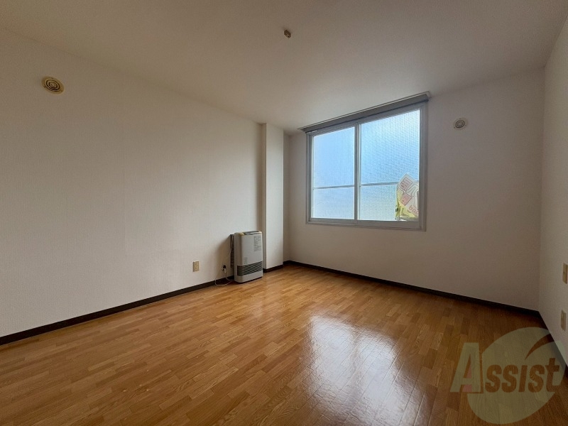 居室・リビング　木目のフローリングは落ち着きのある印象のお部屋になりますね。