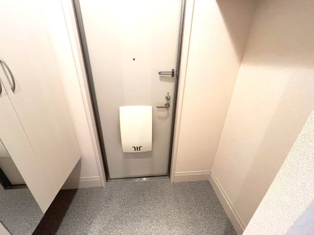 玄関　イメージとして同建物他部屋を表示しています