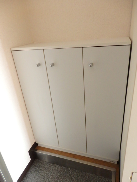 玄関　参考写真（同建物別部屋のものです）