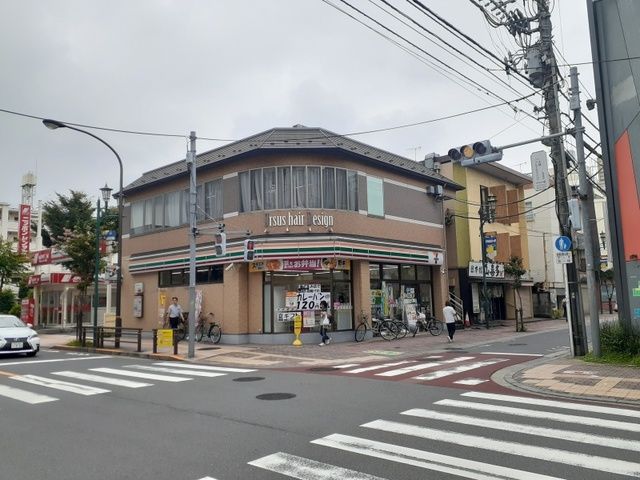 コンビニ　セブンイレブン足立竹の塚駅東店（コンビニ）まで438m