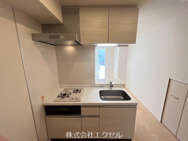 キッチン　調理スペース広めなグリル付きシステムキッチン。
