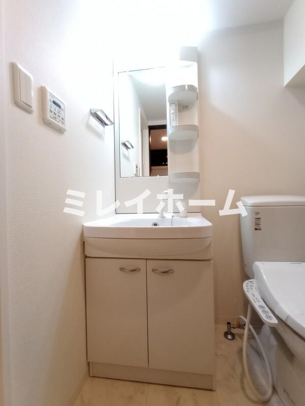 洗面設備　同建物内、別のお部屋の参考写真になります。