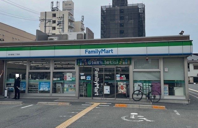 コンビニ　ファミリーマート（コンビニ）まで300m