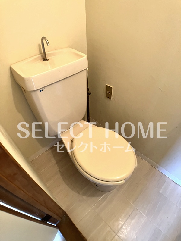トイレ　落ち着いた色調のトイレです