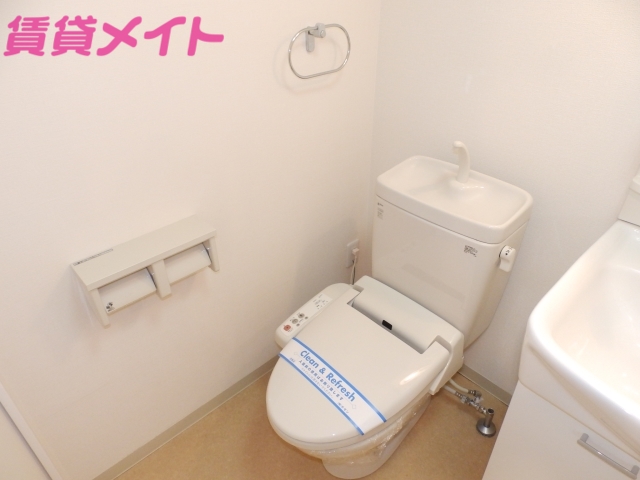 トイレ　ウオッシュレット付きで快適です。