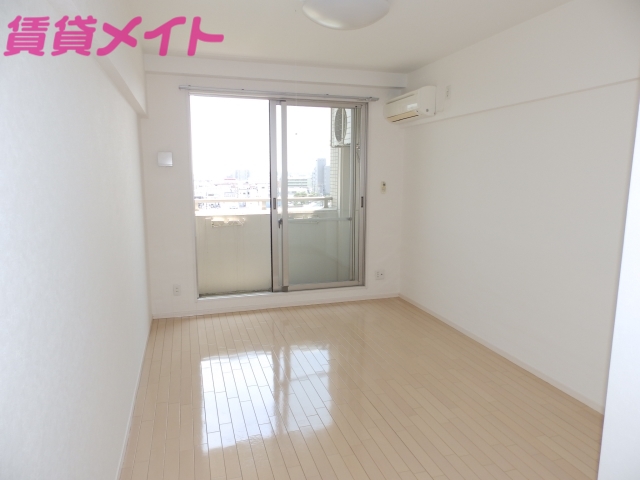 居室・リビング　南向きで明るいお部屋です。