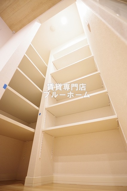 その他　キッチン横に広い収納スペース！