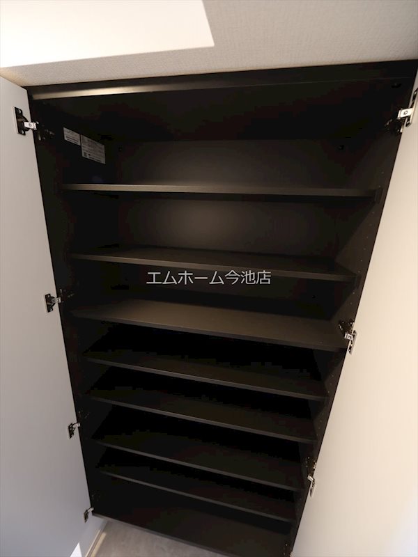 玄関　玄関　シューズボックス付
