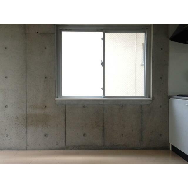 バルコニー　小窓があって風通し良好