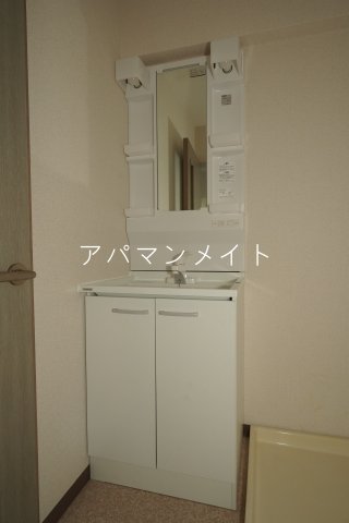 洗面設備　ゆったりとスペースのある洗面所