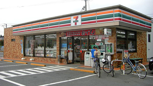 コンビニ　セブンイレブン（コンビニ）まで837m