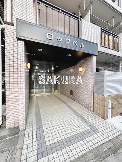 エントランス　重厚感のある建物デザイン♪