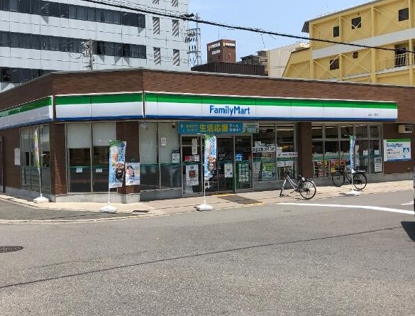 コンビニ　ファミリーマート 三先一丁目店（コンビニ）まで443m