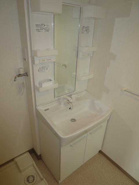 洗面設備　同物件、別タイプの部屋の写真です