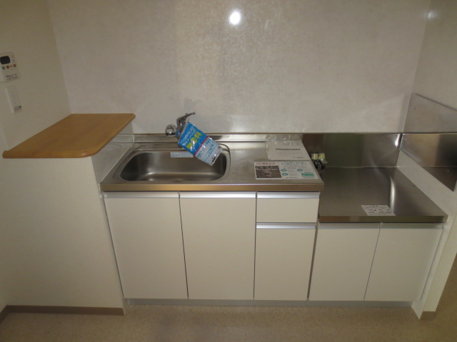 キッチン　同物件、別タイプの部屋の写真です