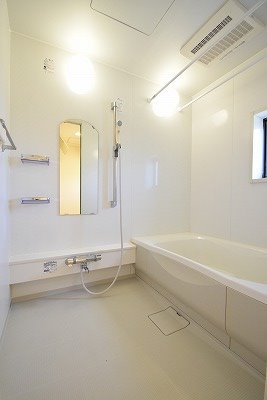 バス・シャワールーム　お風呂にも窓があり換気は十分