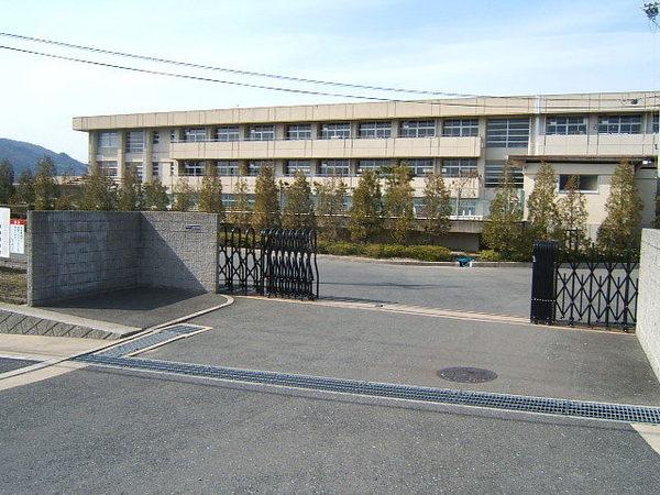中学校　生駒市立大瀬中学校（中学校）まで2015m
