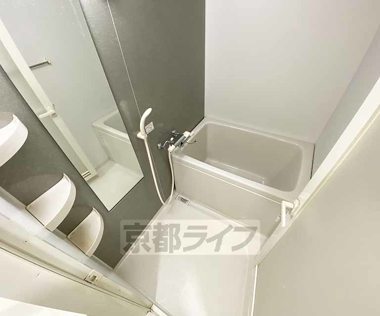バス・シャワールーム　鏡のある便利なお風呂