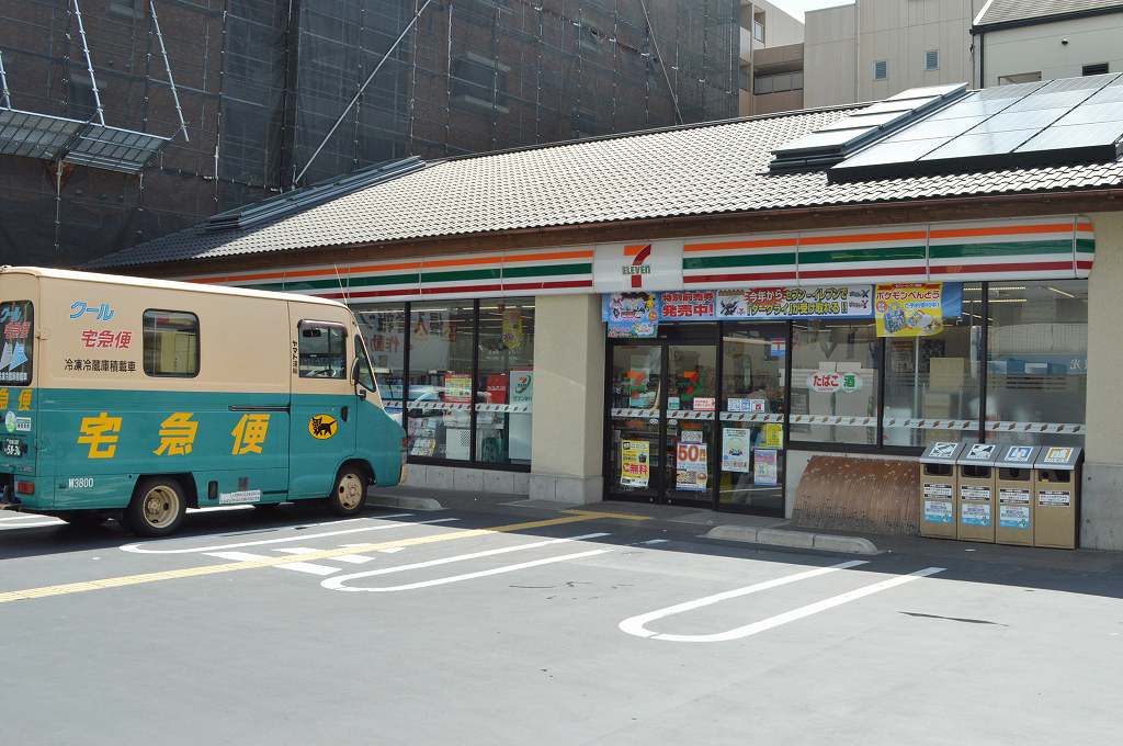 コンビニ　セブン-イレブン 京都出世稲荷前店（コンビニ）まで744m
