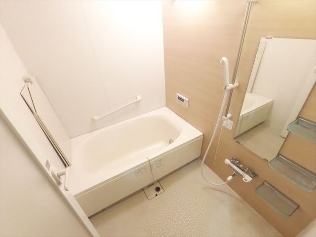 バス・シャワールーム　足を伸ばしてゆっくり疲れを摂って頂ける広い浴室