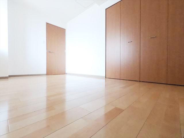 その他　8帖の洋室は寝室にどうぞ