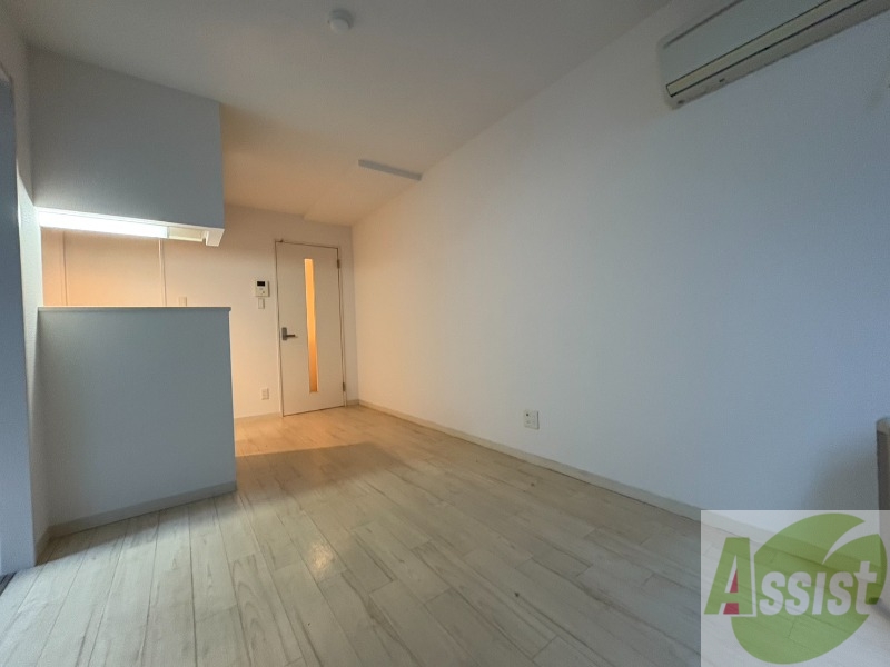 居室・リビング　木目のフローリングは落ち着きのある印象のお部屋になりますね。