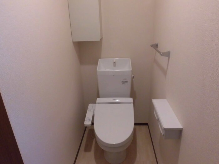 トイレ　☆温水洗浄・暖房便座付きトイレです☆