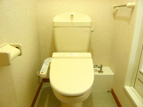 トイレ　トイレには快適な温水洗浄便座付