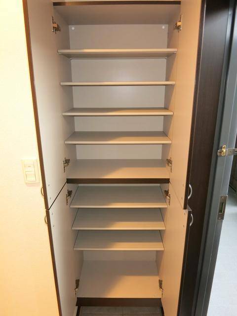玄関　玄関収納あります