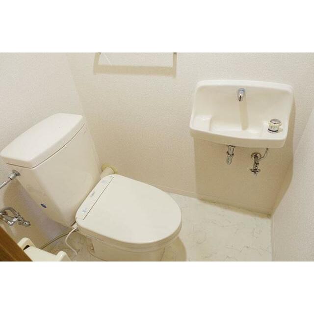 トイレ　※写真は同タイプ住戸です。