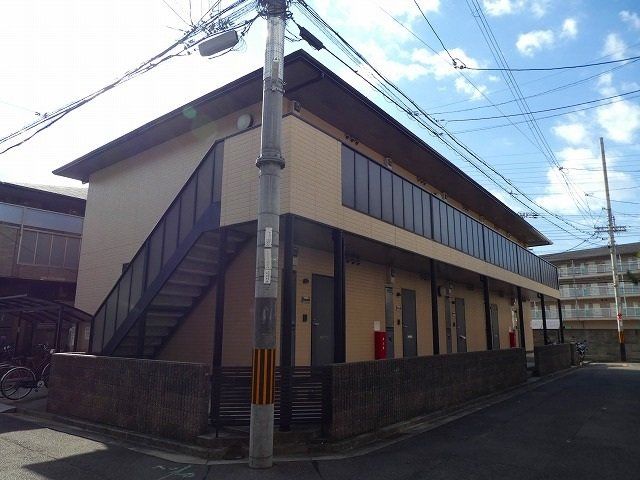 建物外観　２階建てのスマートな建物です。