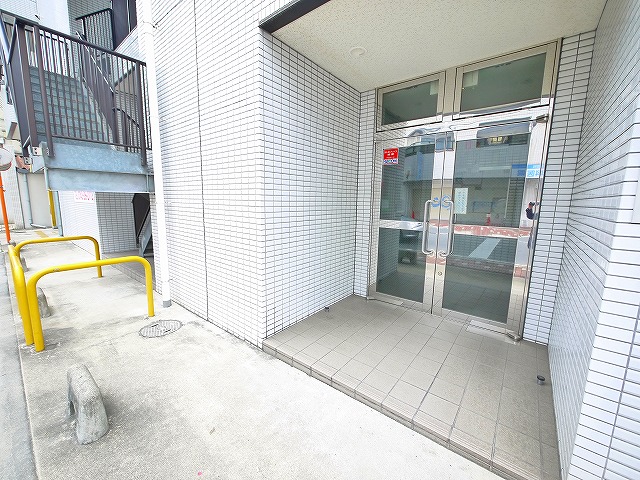 エントランス　オートロック付きで安心ですね。