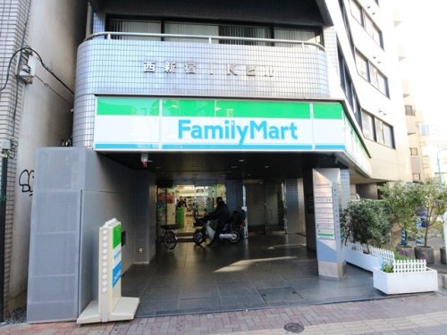コンビニ　ファミリーマート サンズ西新宿店（コンビニ）まで142m