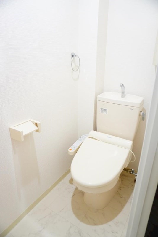 トイレ　トイレは快適な温水洗浄便座付き