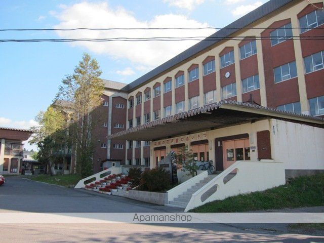 中学校　戸倉中学校（中学校）まで589m