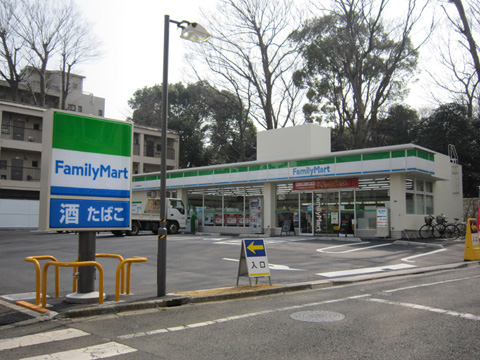 コンビニ　ファミリーマート（コンビニ）まで341m
