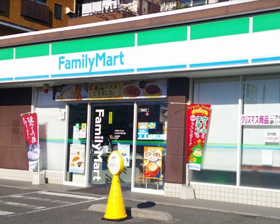 コンビニ　ファミリーマートさいたま大戸四丁目店（コンビニ）まで332m