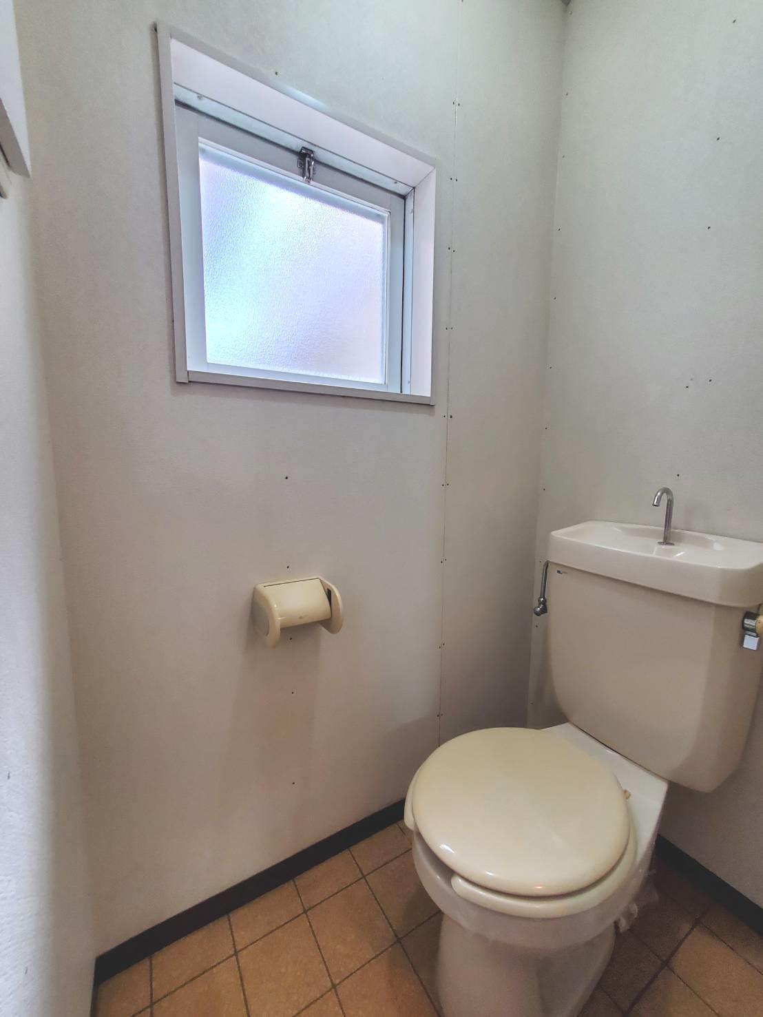 トイレ　小窓付きの換気のしやすいトイレです