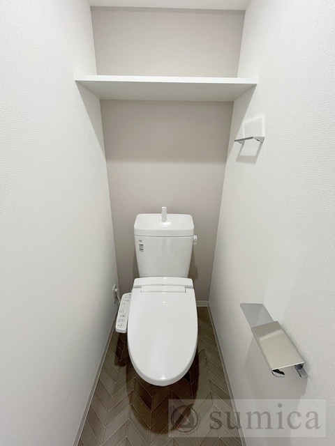 トイレ　人気アイテムの温水洗浄便座。清潔感のあるトイレです。