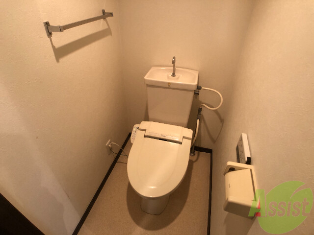 トイレ　白くて清潔感のあるトイレはウォシュレット機能も付いています。