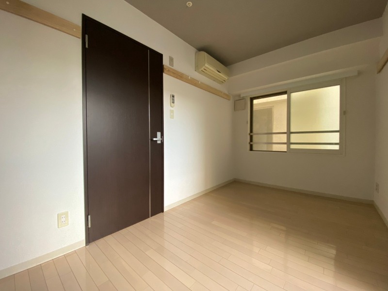 その他部屋・スペース　寝室はこちらです。光が差し込む、温かみのあるお部屋です。