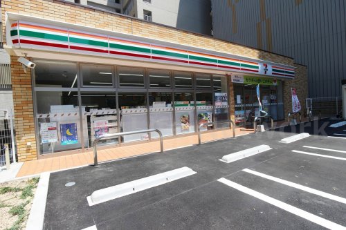 コンビニ　セブンイレブン（コンビニ）まで258m