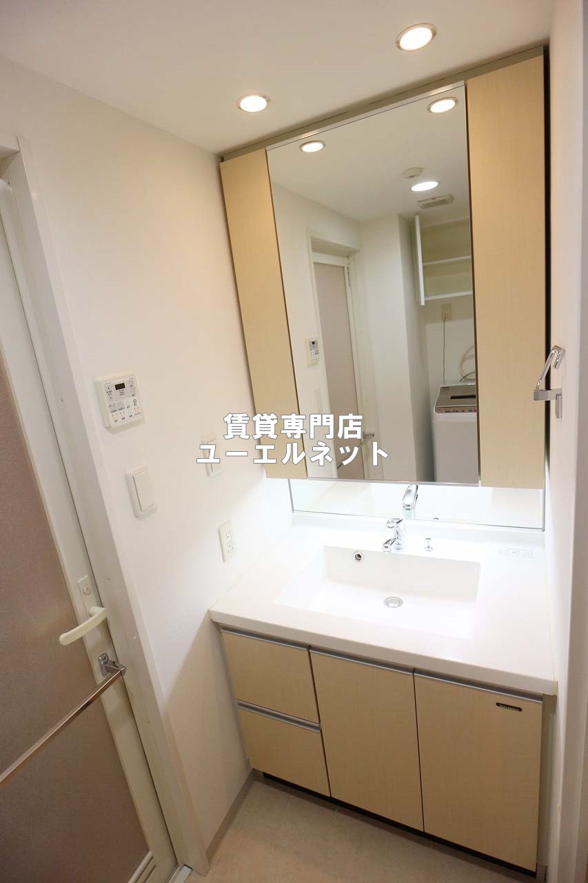 洗面設備　清潔感ある独立洗面台で毎日気持ちよく♪