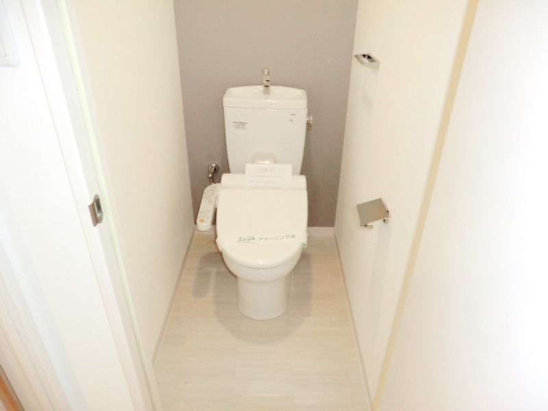 トイレ　温水洗浄便座付きのトイレです♪