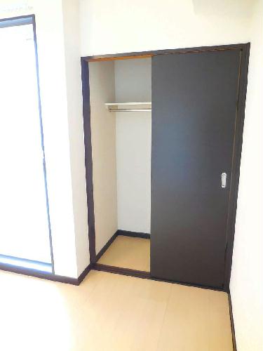 収納　ポール付の収納棚なら大切なお洋服も皺になりません。