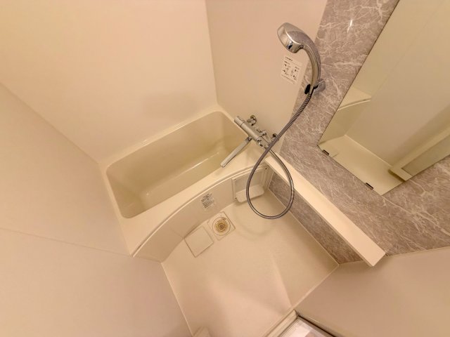 バス・シャワールーム　広めのお風呂は一日の疲れを癒してくれます。
