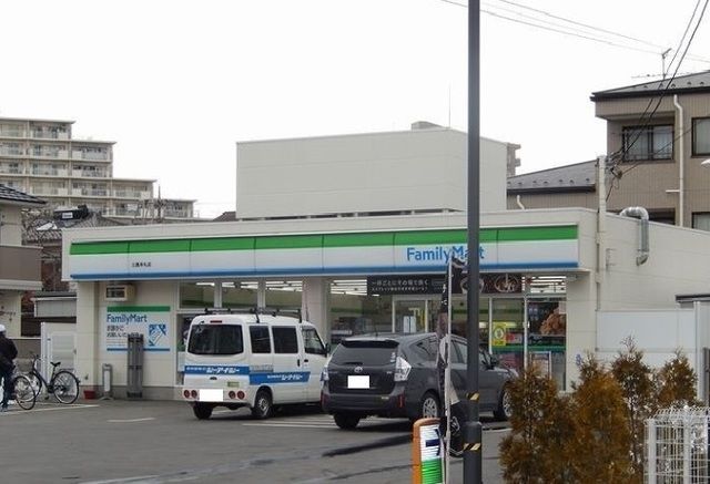 コンビニ　ファミリーマート（コンビニ）まで950m