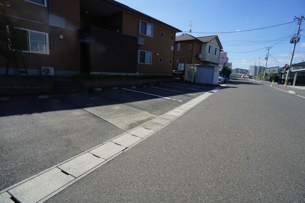 建物外観　駐車場