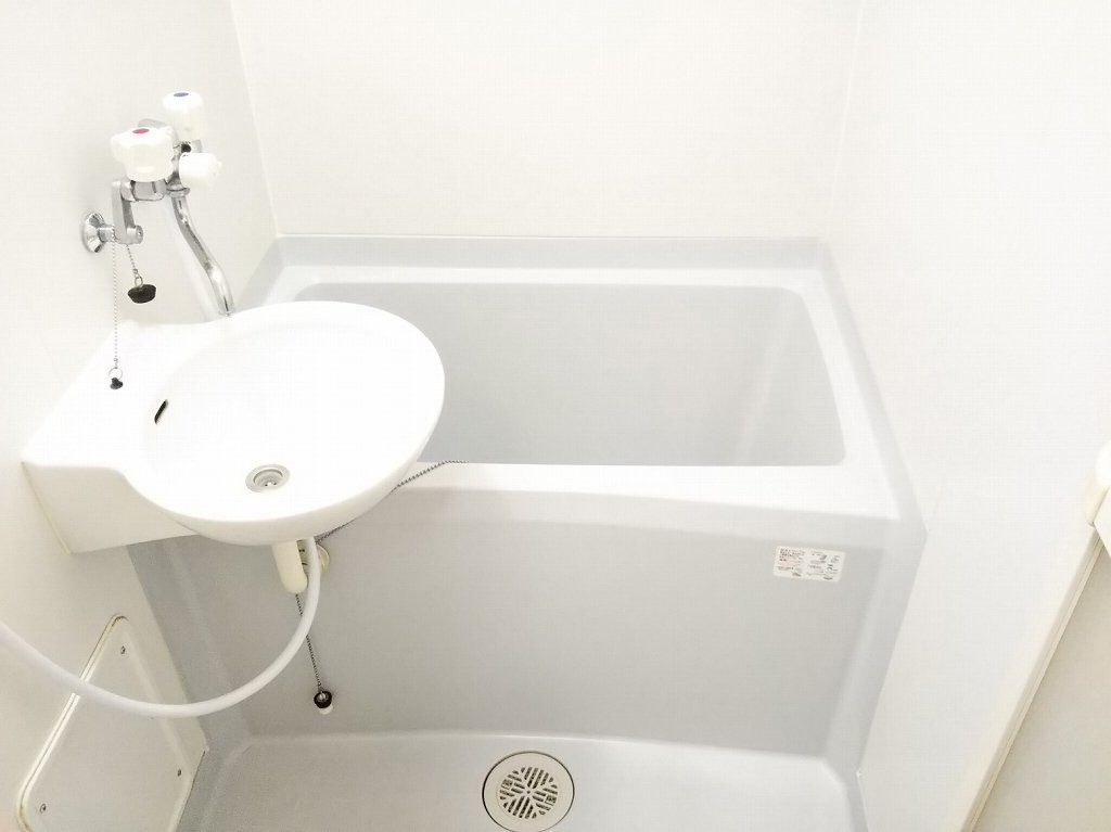 バス・シャワールーム　バス・トイレ別です。仕様が異なる場合があります。